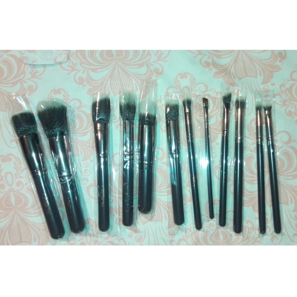 Makeup Brushes - Picture 2 of 4